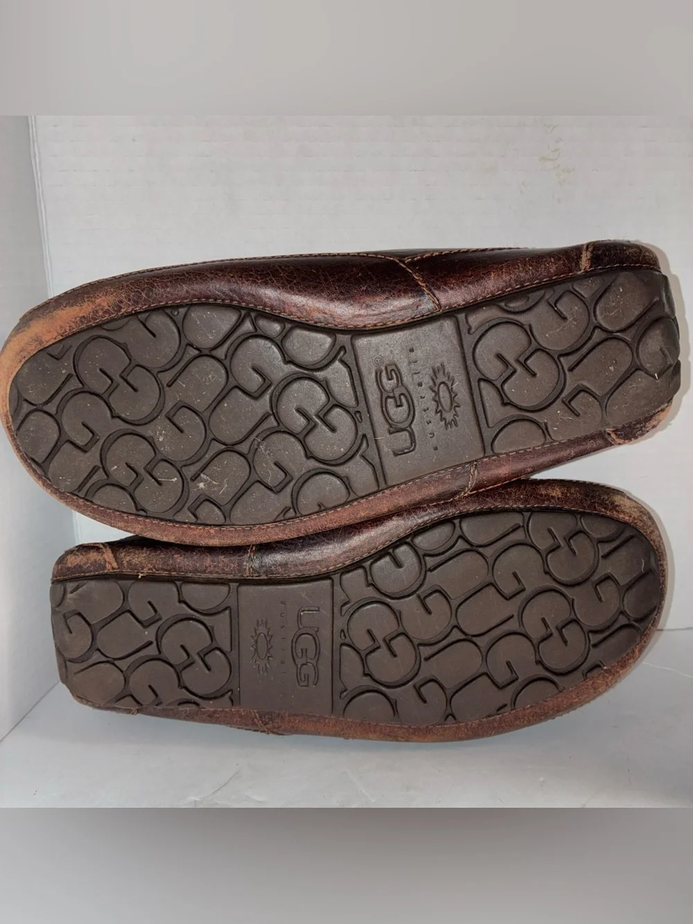 UGG Men's 9 Dark Brown Leather Slip-On Moccasin with Shearling Lining Shoes